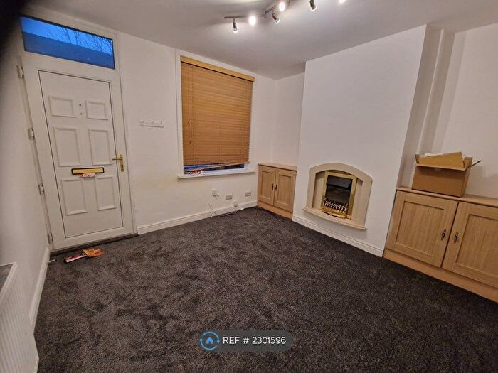 2 Bedroom End Of Terrace House To Rent In Hawthorn Road, Manchester, M40