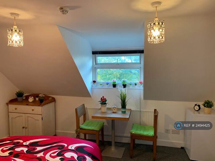 4 Bedroom Flat To Rent In The Ridgeway, Enfield, EN2