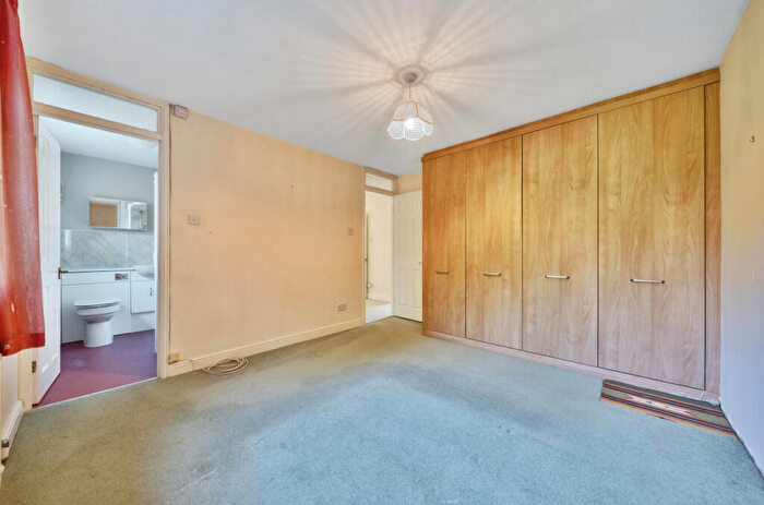 3 Bedroom Bungalow For Sale In Calais Dene, Bampton, Oxfordshire, OX18