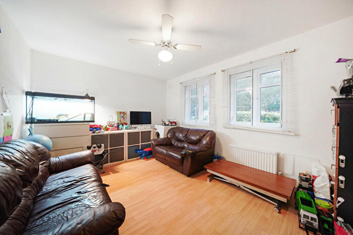 2 Bedroom Ground Maisonette For Sale In Brentfield Road, Willesden, NW10