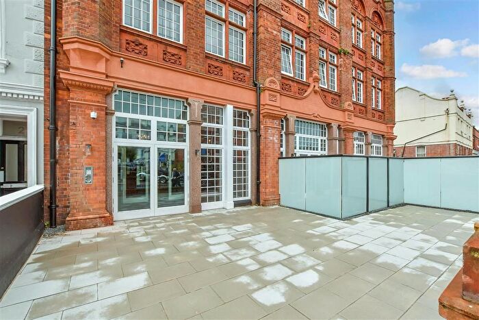 2 Bedroom Flat For Sale In Grosvenor Road, Tunbridge Wells, Kent, TN1