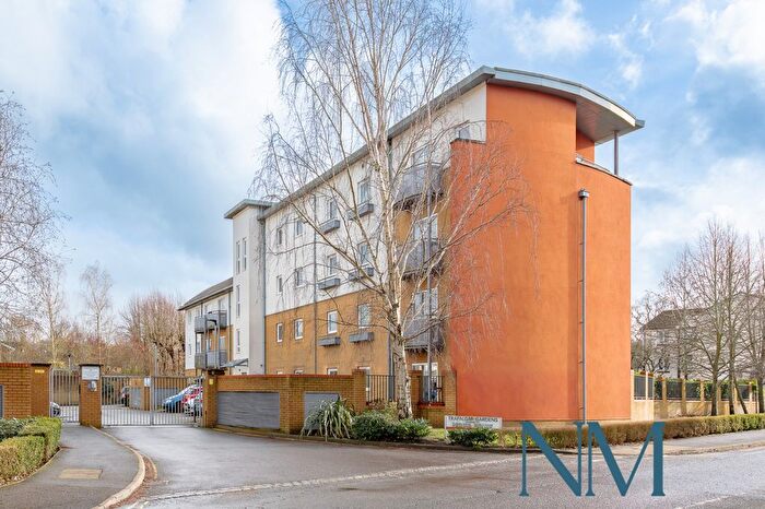 2 Bedroom Flat For Sale In Reeves House, Trafalgar Gardens, RH10