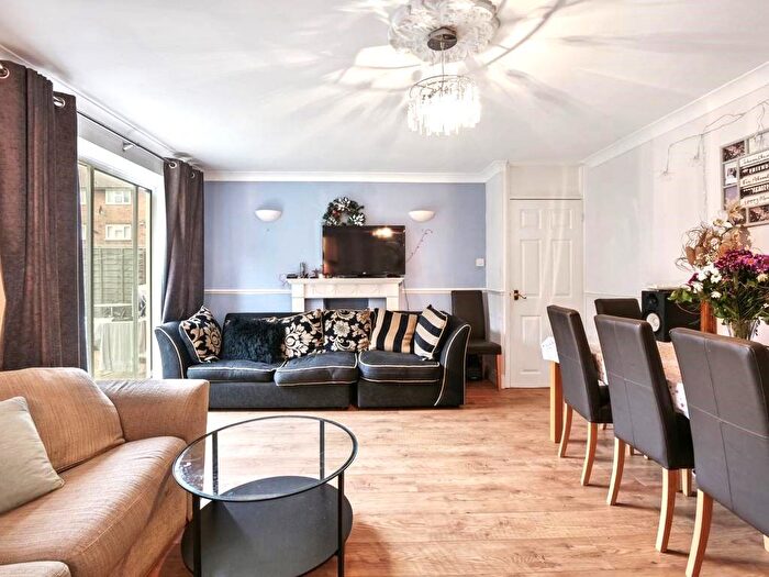 3 Bedroom Flat To Rent In Lowe Avenue, London, E16
