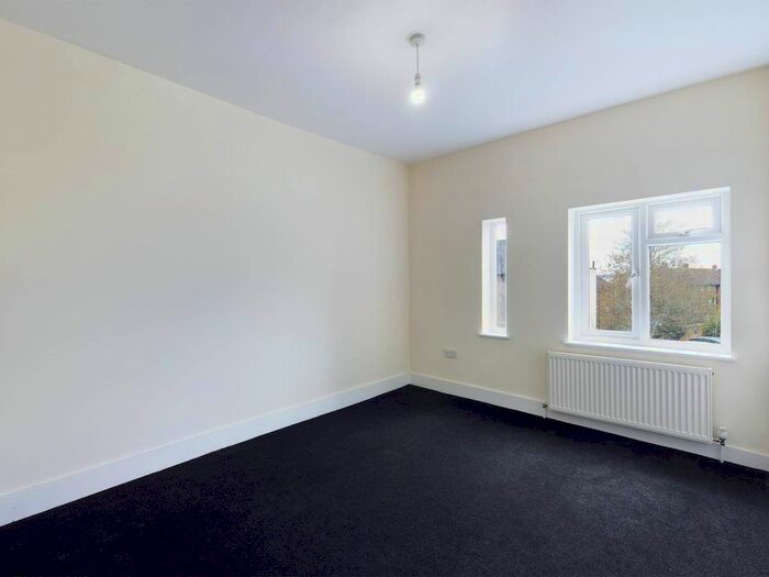 2 Bedroom Flat To Rent In High Street, Swanley, Kent, BR8