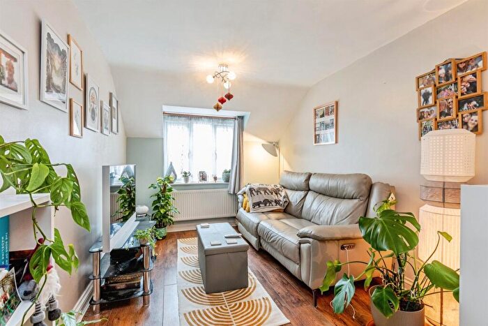 2 Bedroom Flat For Sale In Queens Road, Bishopsworth, Bristol, BS13