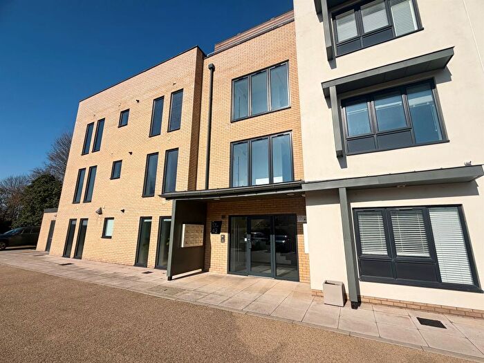 2 Bedroom Flat For Sale In Waltham Glen, Moulsham Lodge, Chelmsford, CM2