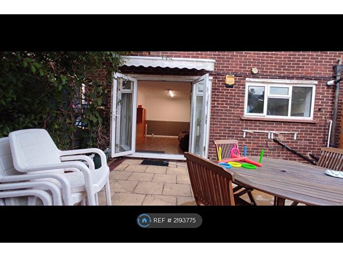 2 Bedroom Maisonette To Rent In Common Road, Slough, SL3