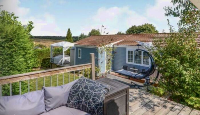 3 Bedroom Park Home For Sale In Chartridge, Buckinghamshire, HP5