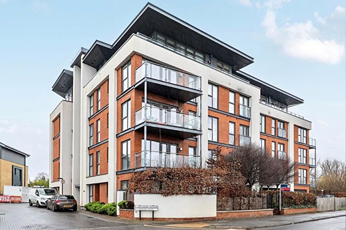 2 Bedroom Flat For Sale In Sycamore Avenue, Woking, Surrey, GU22