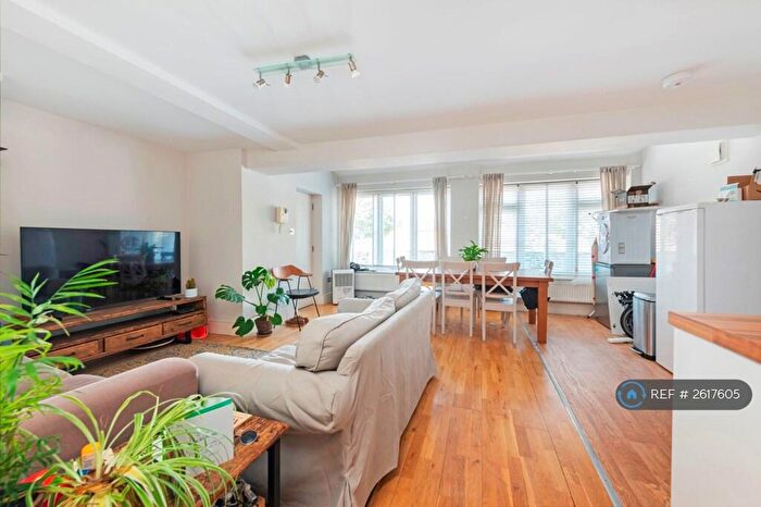 3 Bedroom Flat To Rent In Bedford Hill, London, SW12