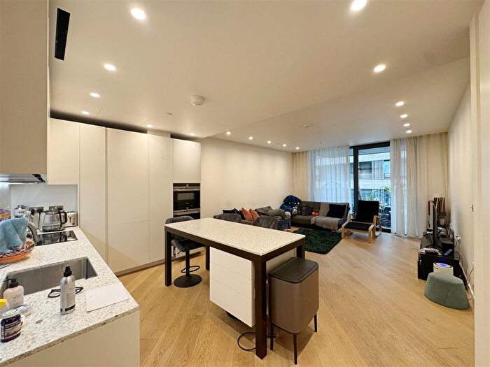 2 Bedroom Flat To Rent In Wood Crescent, London, W12