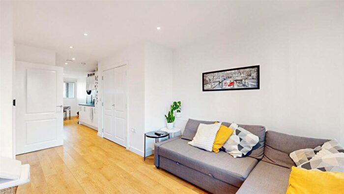 2 Bedroom Apartment For Sale In Southmere House, Highland Street, Stratford, E15
