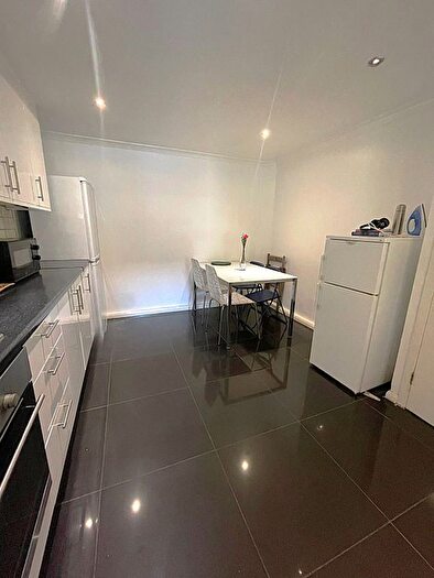 5 Bedroom Flat To Rent In Bow, E3