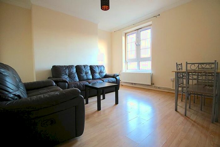 3 Bedroom Flat To Rent In Prusom Street, London, E1W