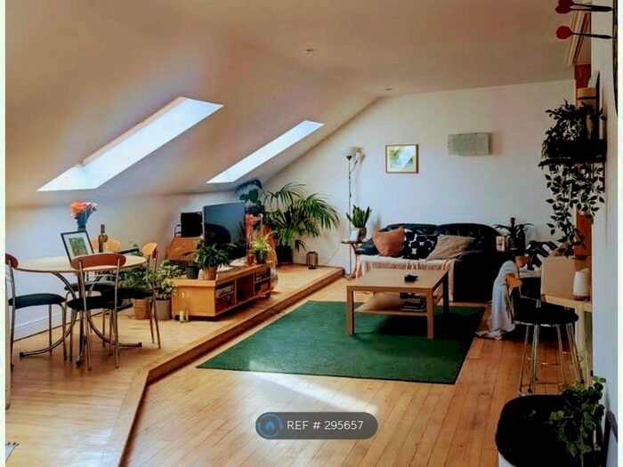 2 Bedroom Flat To Rent In Chester Road, Manchester, M16