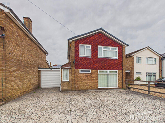 3 Bedroom Detached House For Sale In Douglas Road, Aylesbury, HP20