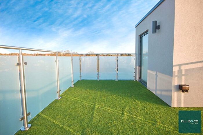 2 Bedroom Penthouse To Rent In Wickliffe Avenue, Finchley, London, N3
