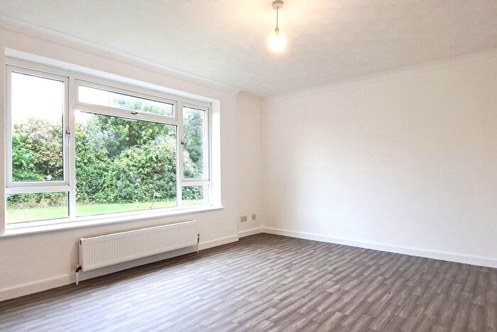 2 Bedroom Flat For Sale In Aspen Place New Milton, BH25