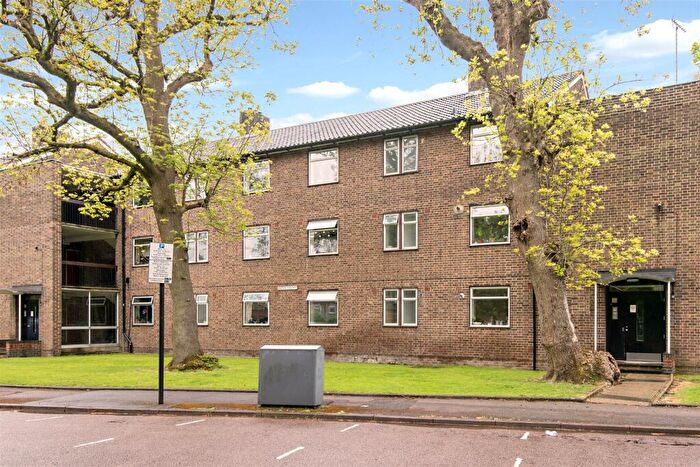 3 Bedroom Flat To Rent In Grice Court, London, N1