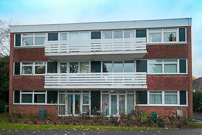 2 Bedroom Flat To Rent In Highland Avenue, Brentwood, Essex, CM15