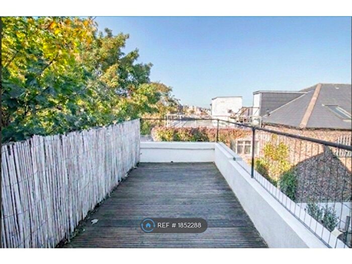 2 Bedroom Maisonette To Rent In Ground And First Floor Maisonette, London, SW8