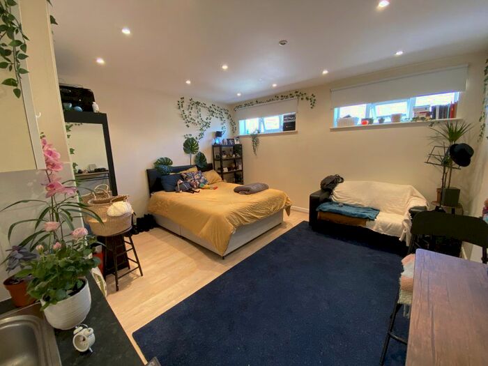 Studio To Rent In Finchley Road, London, NW11