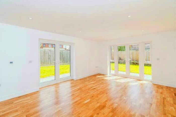 3 Bedroom Detached House To Rent In Sholing Road, SO19