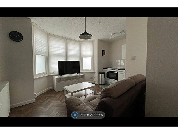 1 Bedroom Flat To Rent In Hamlet Court Road, Westcliff-On-Sea, SS0