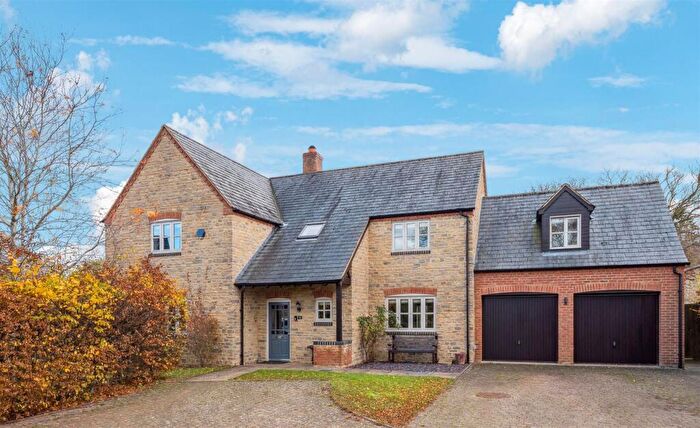 5 Bedroom Detached House For Sale In Oak View, Potterspury, NN12