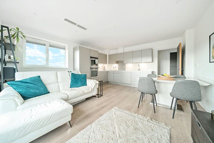 2 Bedroom Flat For Sale In Flambard Way, Godalming, GU7