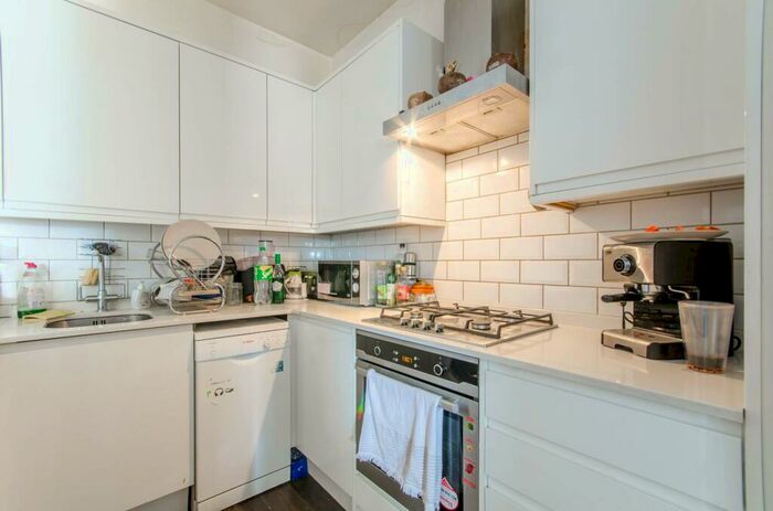 3 Bedroom Flat To Rent In Ballards Lane, North Finchley, London, N12