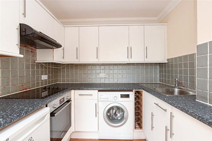 1 Bedroom Flat For Sale In Croydon Road, Reigate, Surrey, RH2