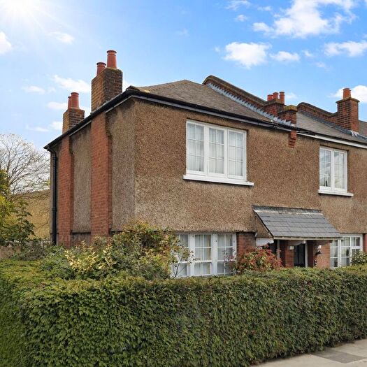 3 Bedroom Flat To Rent In Sketty Road, Enfield, EN1