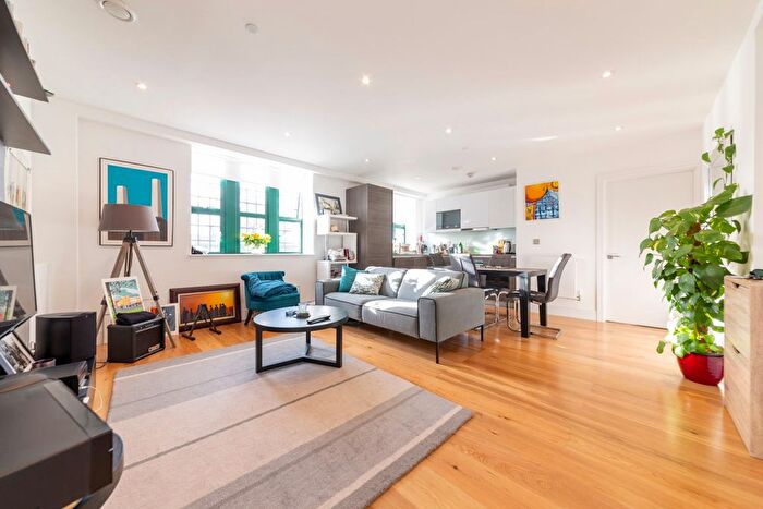 2 Bedroom Flat To Rent In Metropolitan Crescent, Clapham, London, SW4