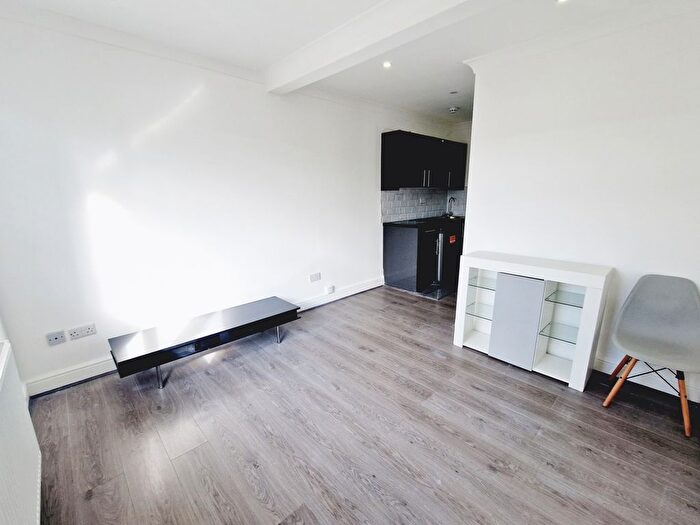 1 Bedroom Flat To Rent In Thorold Road, Ilford, London, He, Uk, IG1