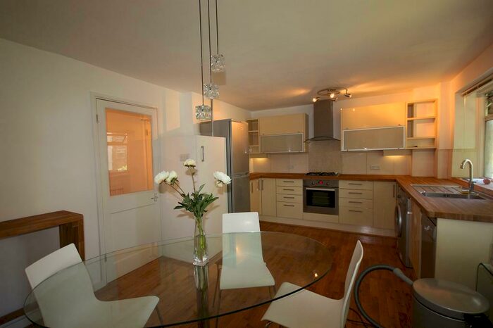 2 Bedroom Flat To Rent In Abbotts Close, Alwyne Road, N1