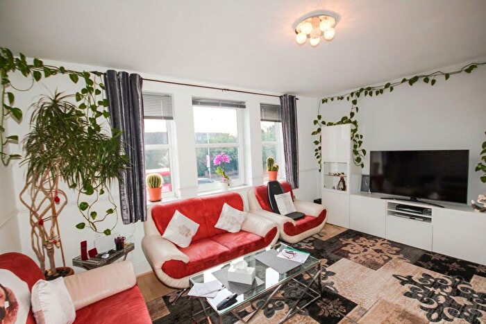 3 Bedroom Maisonette For Sale In Uxbridge Road, Hayes, UB4