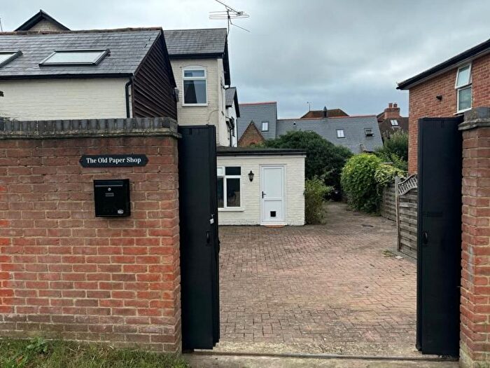 3 Bedroom Flat To Rent In High Street, Ripley, Woking, GU23