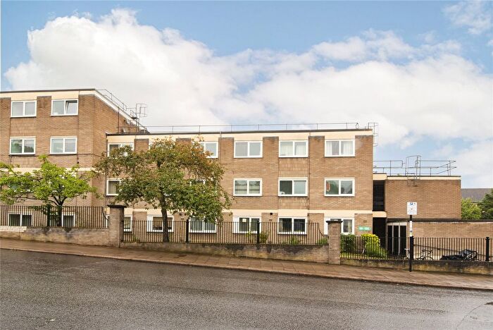3 Bedroom Flat For Sale In West Hill Road, London, Greater London, SW18