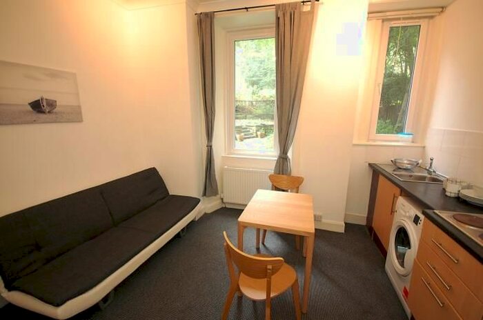 2 Bedroom Flat To Rent In Broughton Road, Edinburgh, EH7