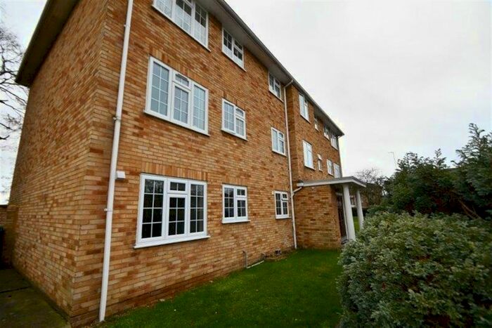 3 Bedroom Flat To Rent In Waters Drive, Staines TW18