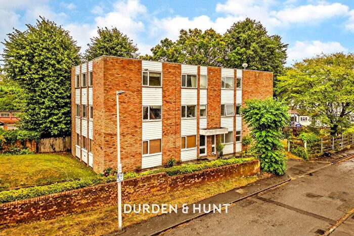3 Bedroom Apartment For Sale In Deepdene Close, Wanstead, E11