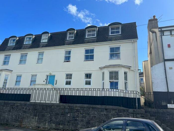 2 Bedroom Flat To Rent In Bayswater Road, Plymouth: Two Bed Top Floor Flat With Allocated Parking Close To The City Centre And The University., PL1