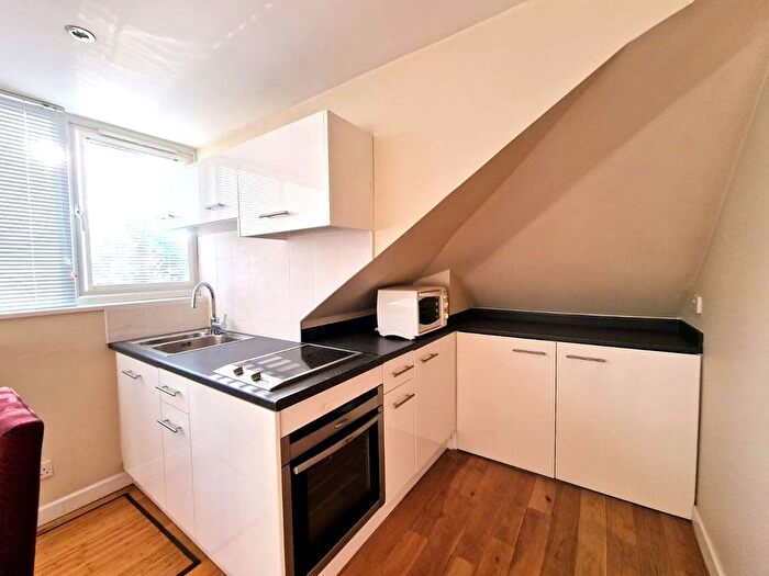 1 Bedroom Flat To Rent In Shirehall Park, London, NW4
