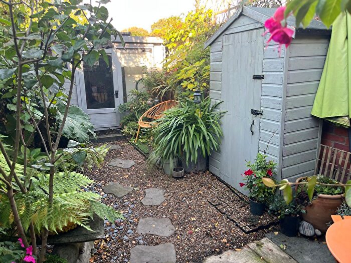 2 Bedroom Cottage For Sale In Church Walk, Chertsey, KT16