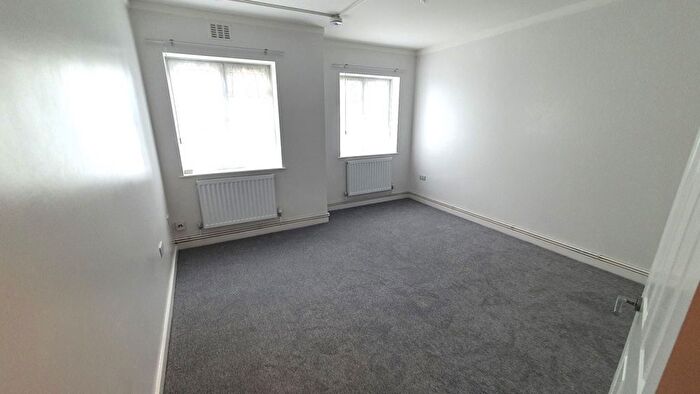 2 Bedroom Flat To Rent In Brent Street, London, NW4