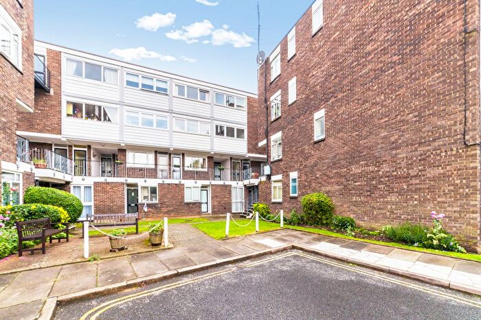 2 Bedroom Maisonette To Rent In Fairlea Place, Ealing, W5