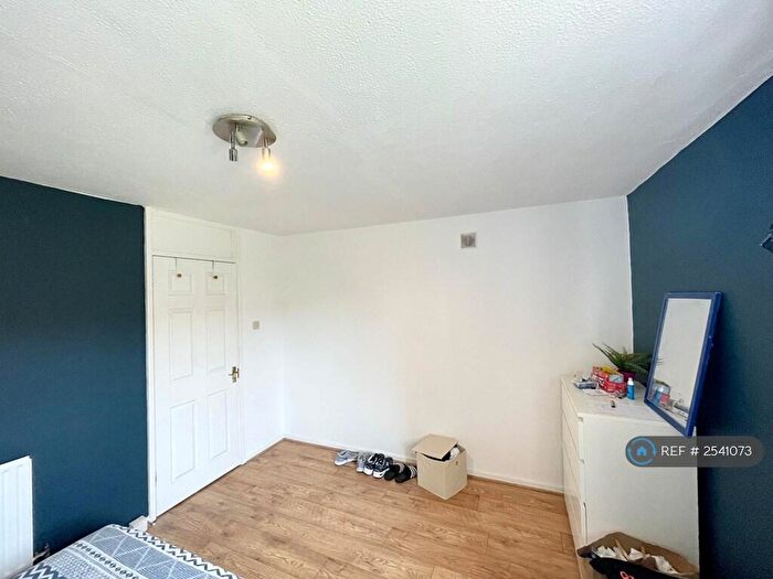 3 Bedroom Flat To Rent In John Barnes Walk, London, E15