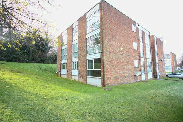 2 Bedroom Flat To Rent In Claybury, Bushey WD23