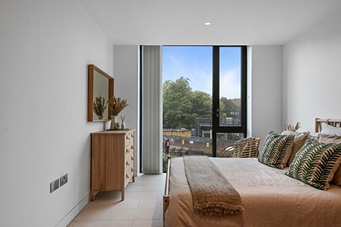 3 Bedroom Flat To Rent In Oval Road, London, NW1